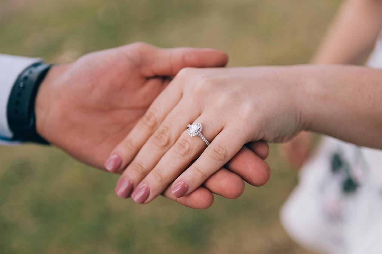 cincin tunangan terbaru